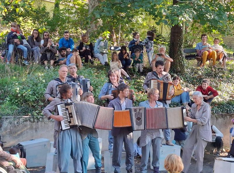 Spectacle organisée par le théâtre de la renaissance dans le par de la Sarra ("Les Rustines de l’ange"- CoraSon)