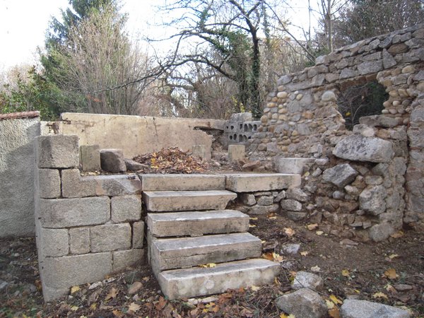 Angle en haut à gauche du parc... mur en partie écroulée, avec des trous dans le mur et avec des contreforts pitoyables...