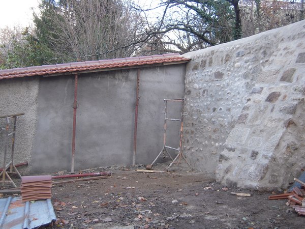 Après rénovation... Ce même anglet, avec un mur et un contrefort reconstruit 
